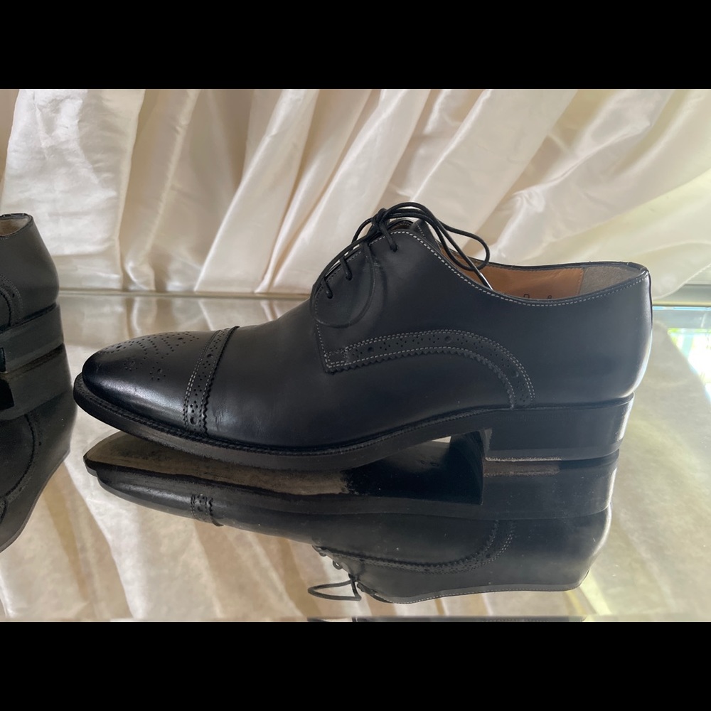 Santoni black Oxfords 8 D pre owned.